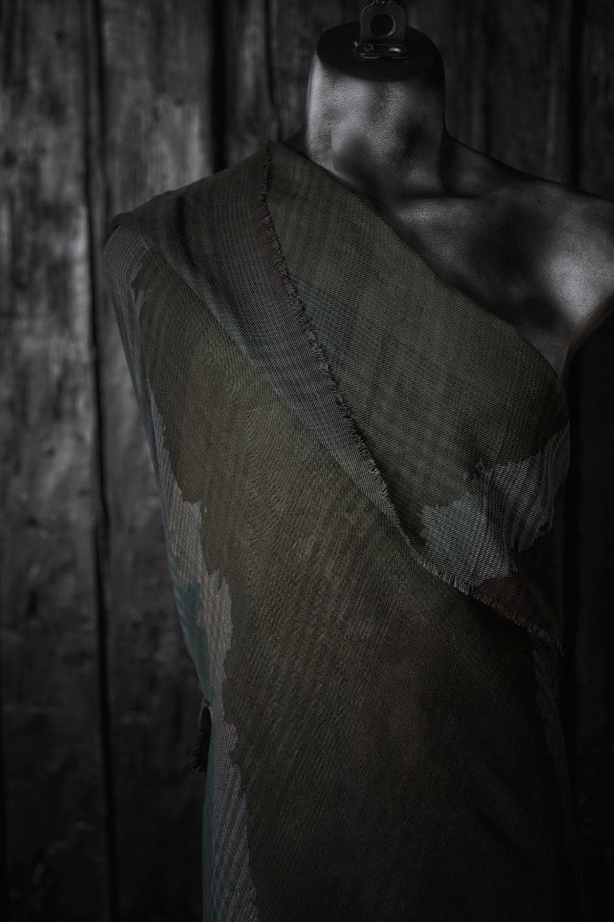 Faliero Sarti | Silvon | Extravaganter Schal mit speziellem Muster in braun/grün