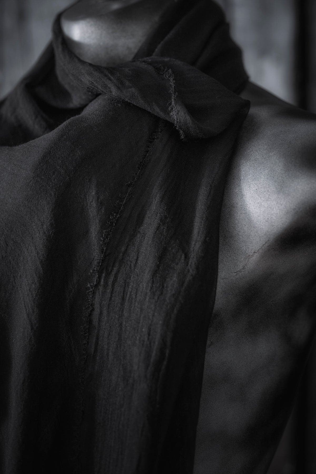 Faliero Sarti | Tobia U | Edel und klassisch - großer, schwarzer Seidenschal für Frühling und Sommer