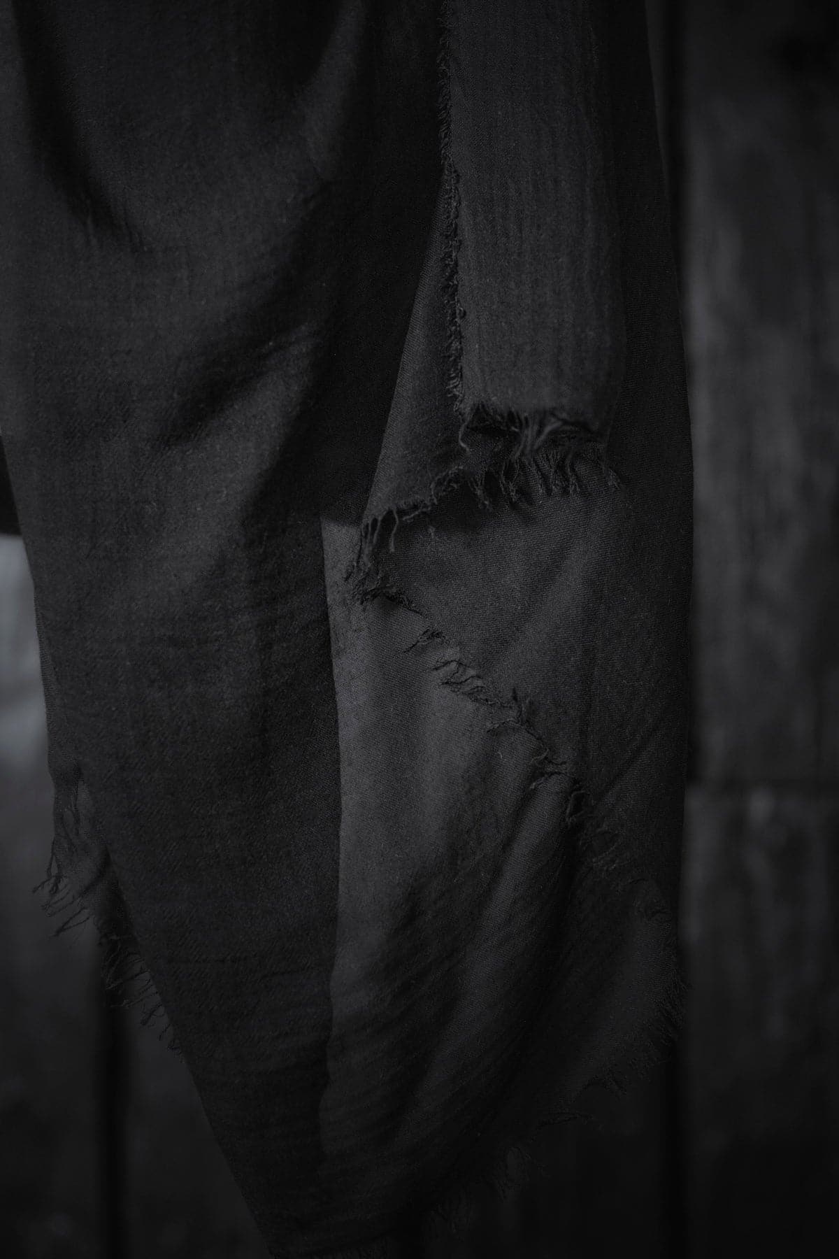 Faliero Sarti | Tobia U | Edel und klassisch - großer, schwarzer Seidenschal für Frühling und Sommer