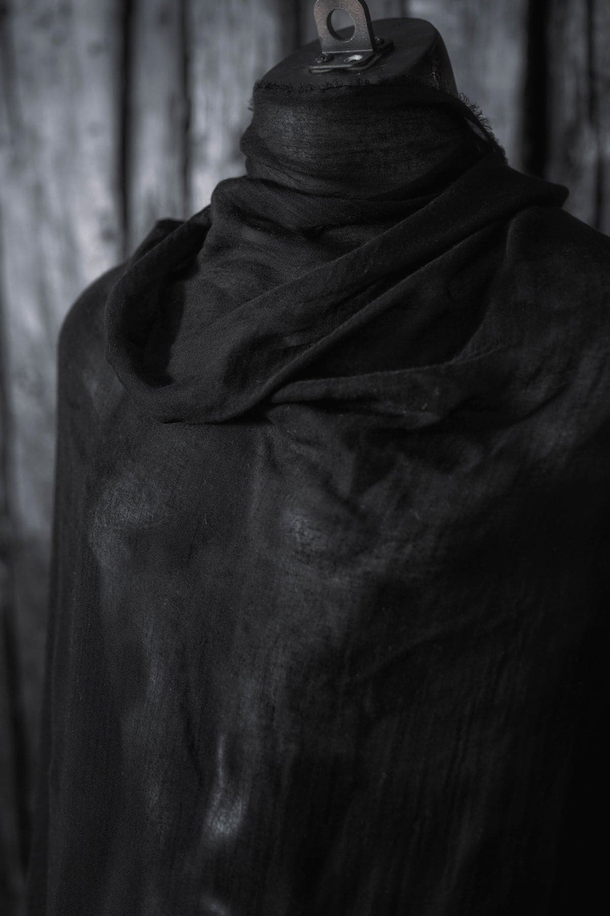 Faliero Sarti | Tobia U | Edel und klassisch - großer, schwarzer Seidenschal für Frühling und Sommer