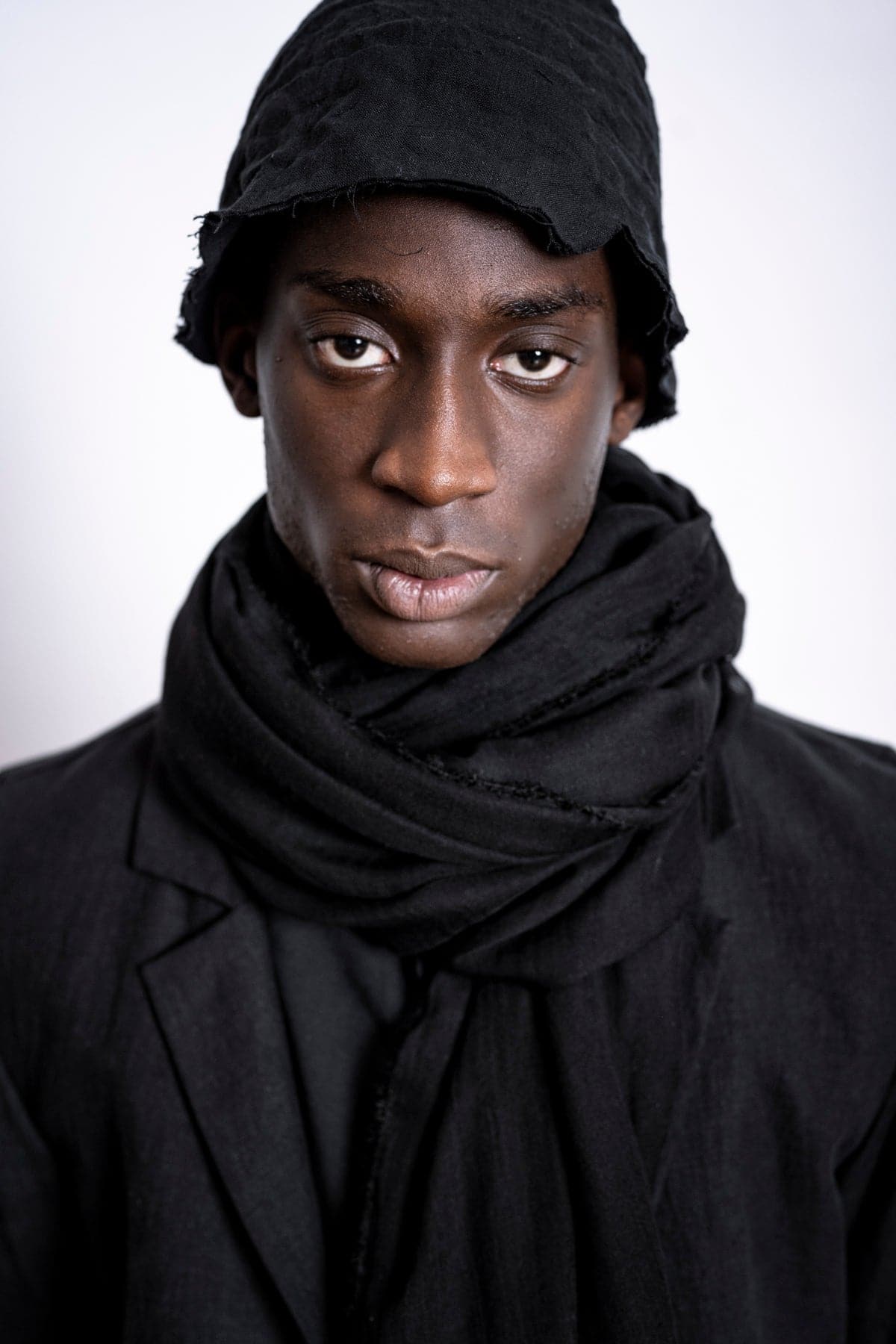 Faliero Sarti | Tobia U | Edel und klassisch - großer, schwarzer Seidenschal für Frühling und Sommer