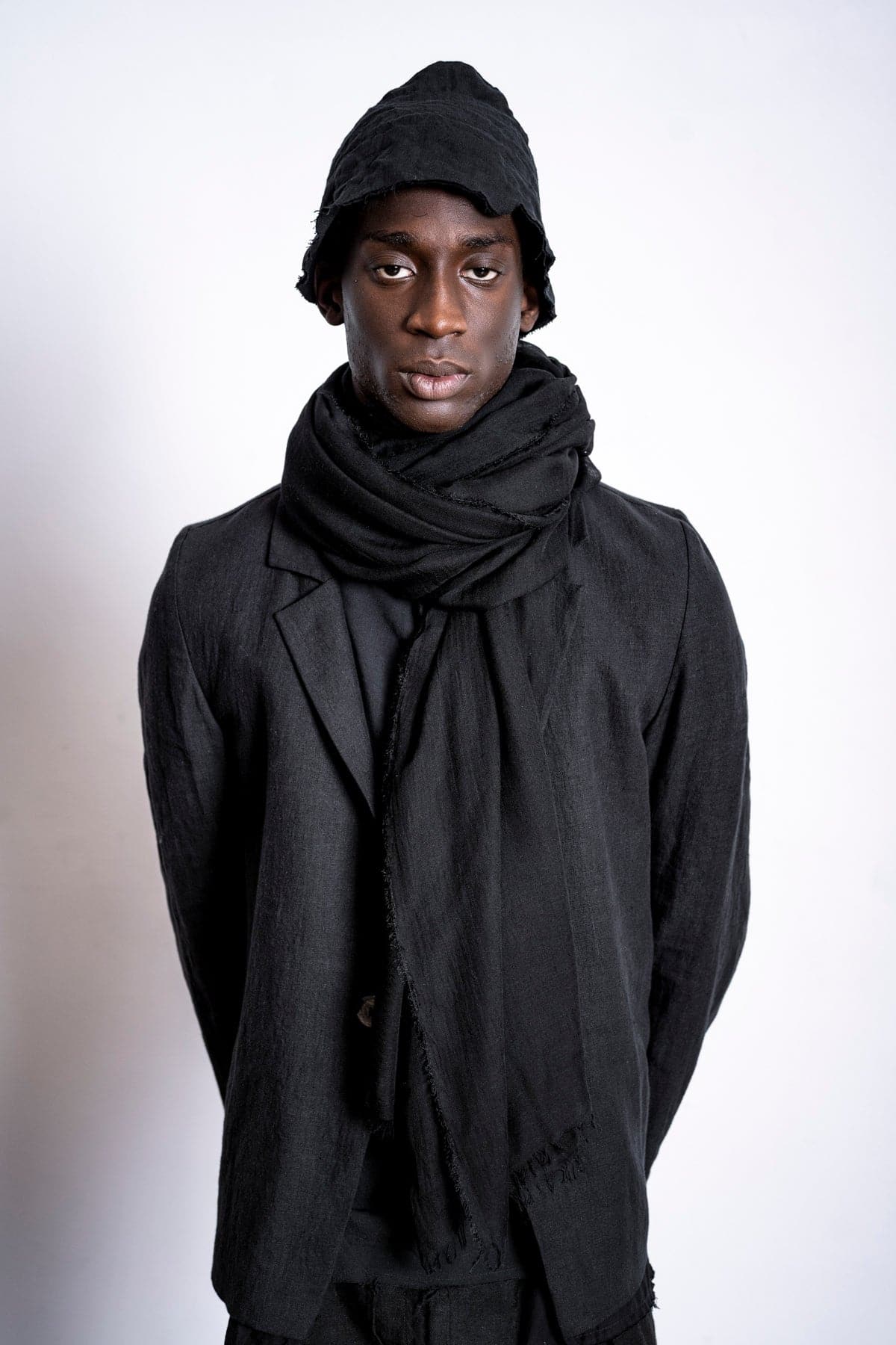 Faliero Sarti | Tobia U | Edel und klassisch - großer, schwarzer Seidenschal für Frühling und Sommer