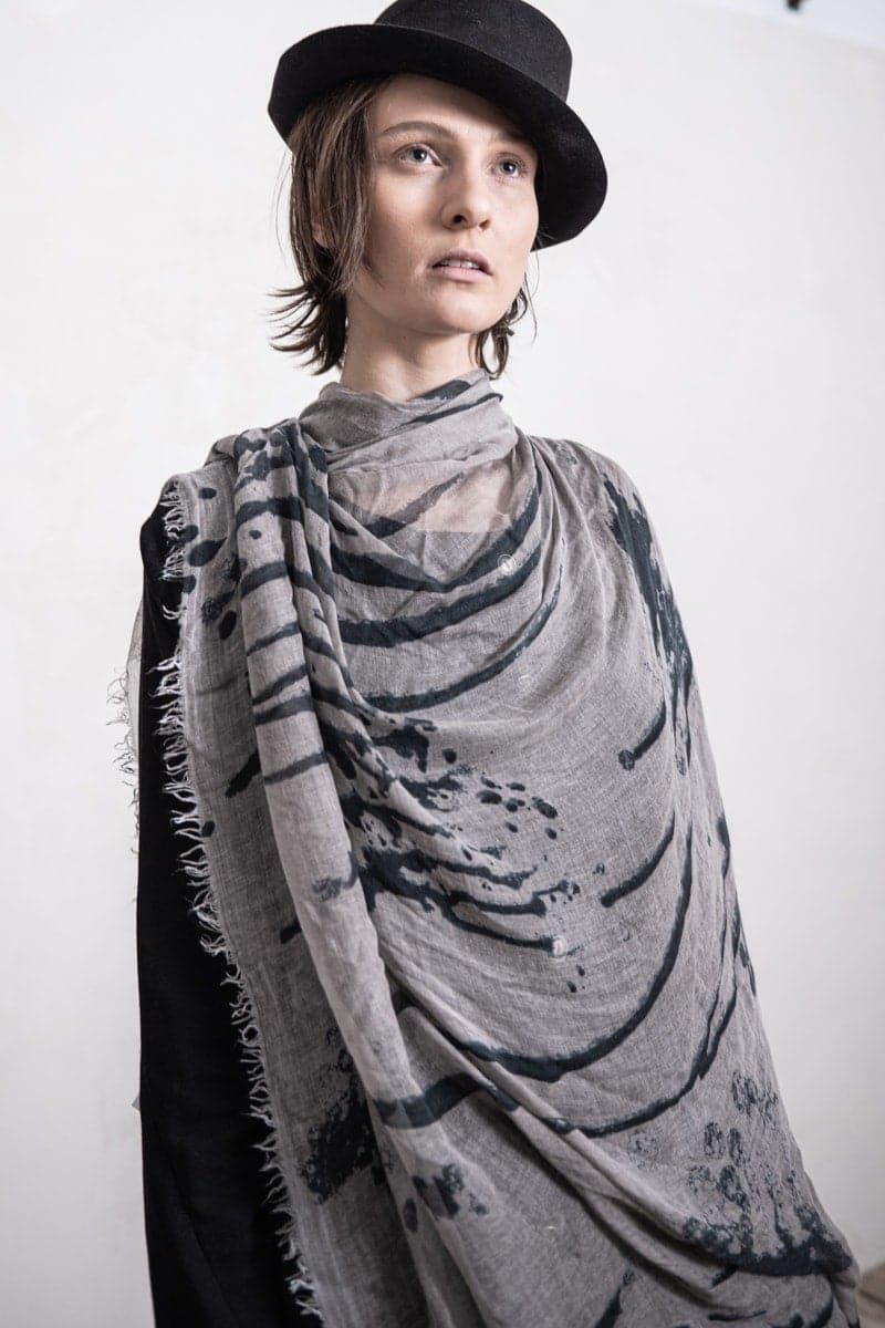 Faliero Sarti | Tommy | Außergewöhnlicher Seidenschal mit speziellem Muster in grau