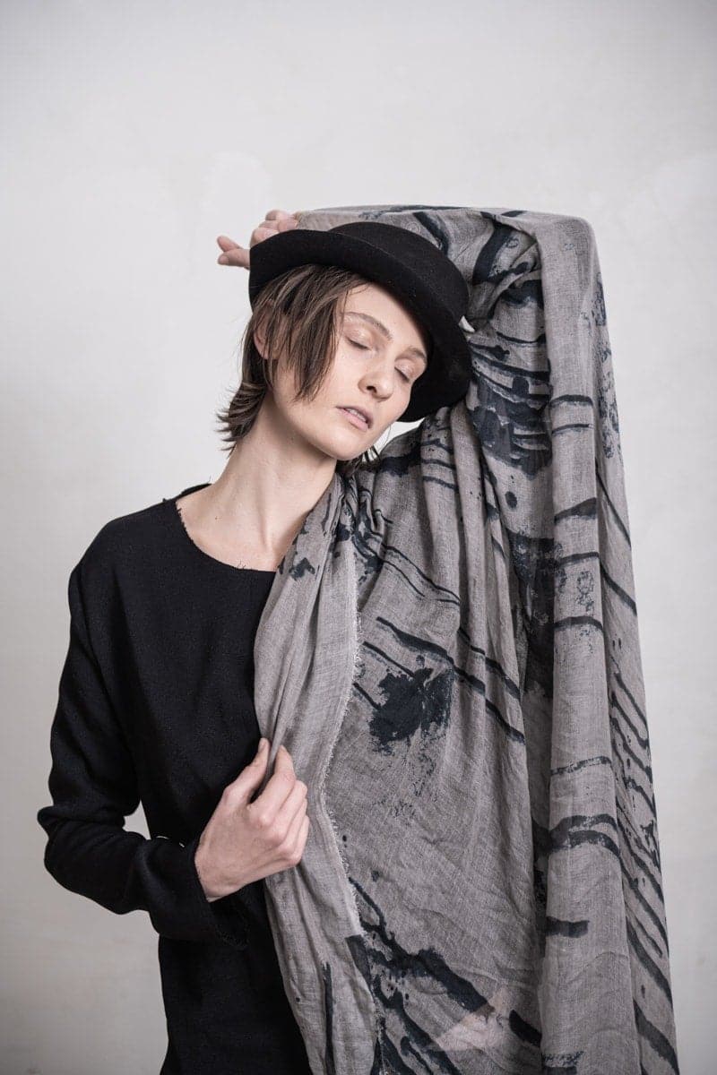 Faliero Sarti | Tommy | Außergewöhnlicher Seidenschal mit speziellem Muster in grau