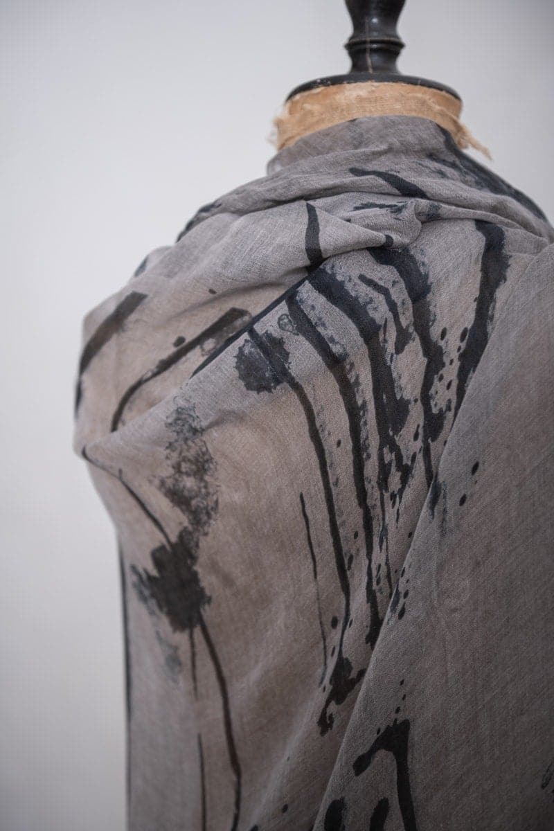 Faliero Sarti | Tommy | Außergewöhnlicher Seidenschal mit speziellem Muster in grau