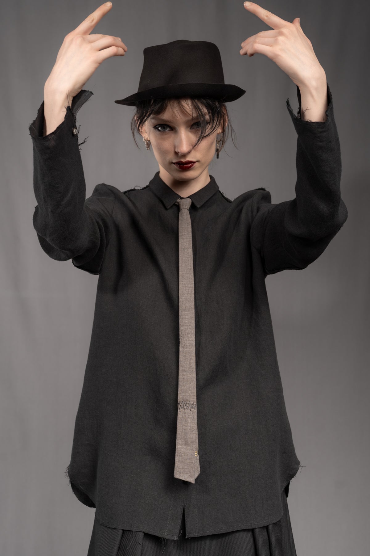 eigensinnig wien | Lilla | Avant-Garde Slim Unisex Tie Made from Cotton in Mud Gray