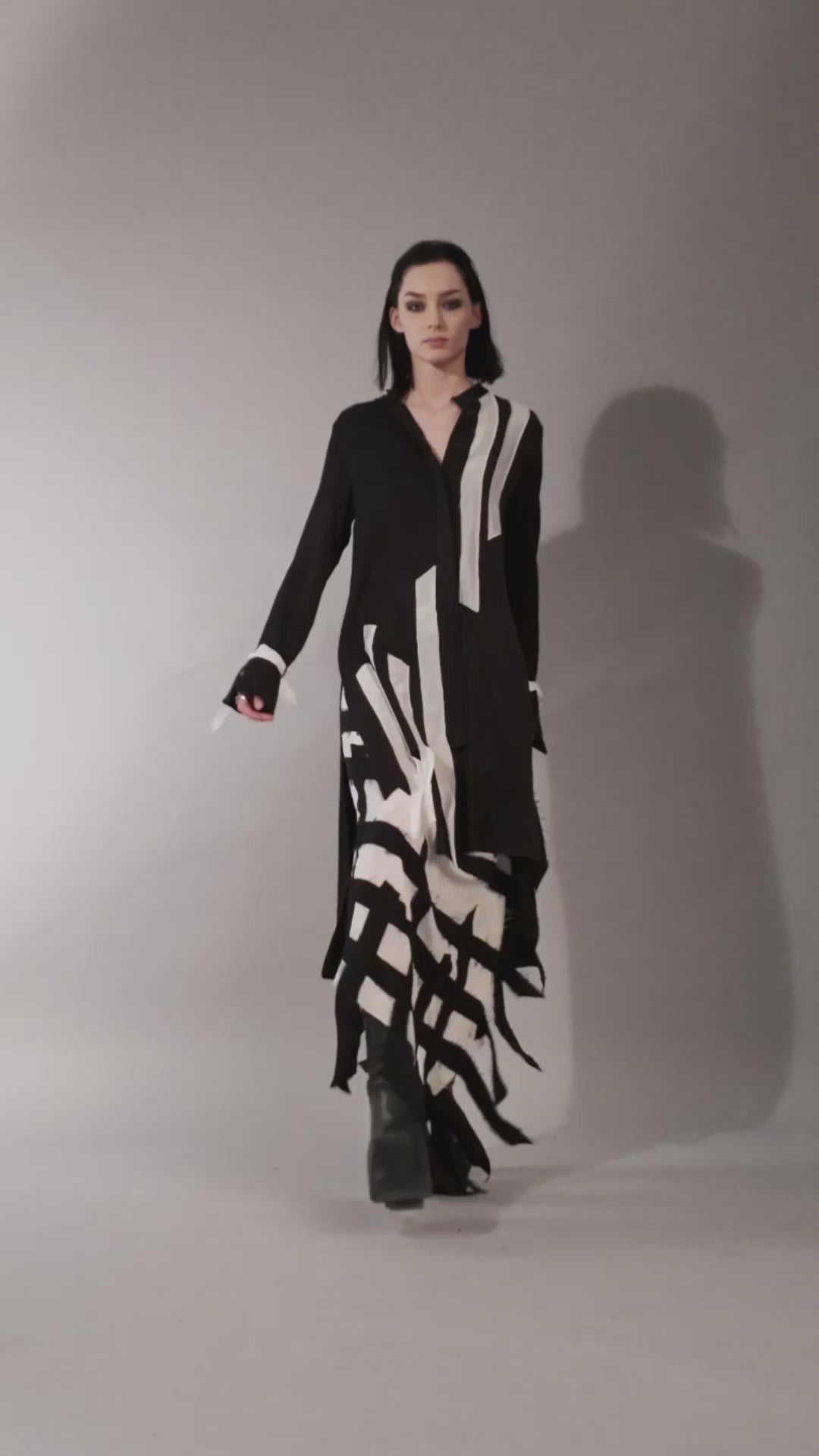 eigensinnig wien | PJ | Elegantes Blusenkleid im extravaganten Grunge Style
