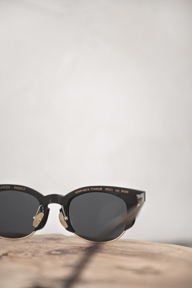 Rigards Eyewear | RG0312  | Extravagante Sonnenbrille für Damen aus Horn in braun