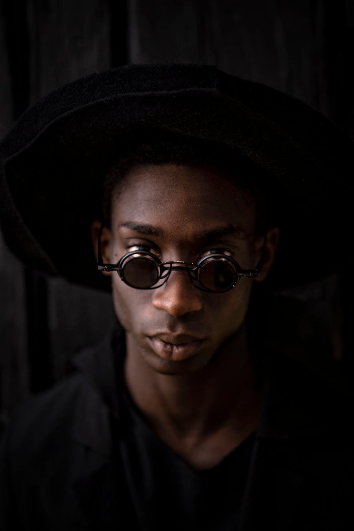 Rigards | RG0105TI | Unkonventionelle runde Sonnenbrille mit Clip On für Damen und Herren in schwarz