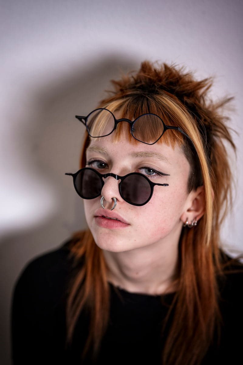 Rigards | RG1924TI | Extravagante Metall Clip On Sonnenbrille in ungewöhnlicher Form in Schwarz