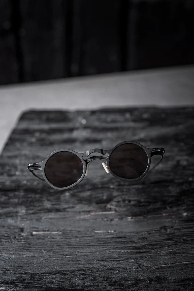 Rigards | RG1924TI | Extravagante Metall Clip On Sonnenbrille in ungewöhnlicher Form in Schwarz