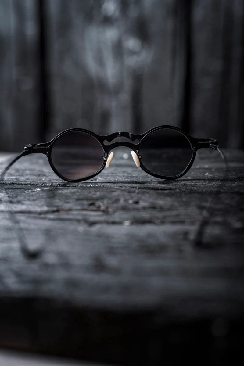 Rigards | RG1924TI | Extravagante Metall Clip On Sonnenbrille in ungewöhnlicher Form in Schwarz