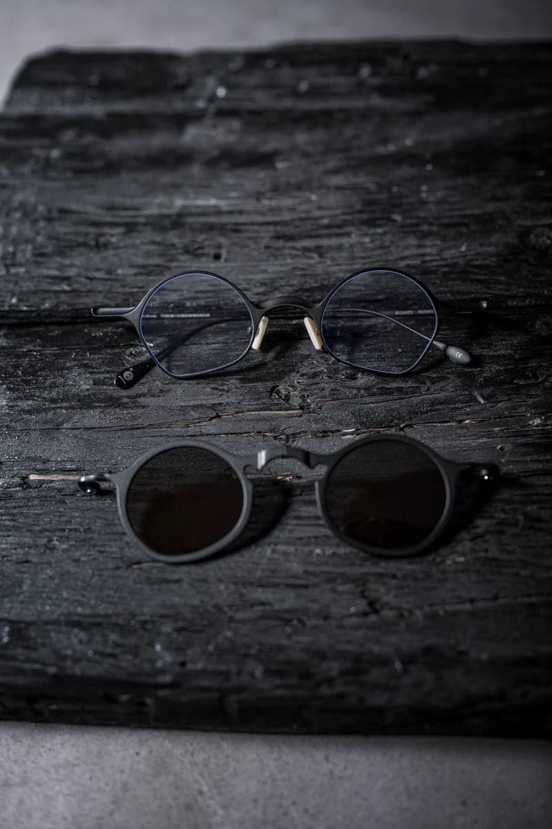 Rigards | RG1924TI | Extravagante Metall Clip On Sonnenbrille in ungewöhnlicher Form in Schwarz