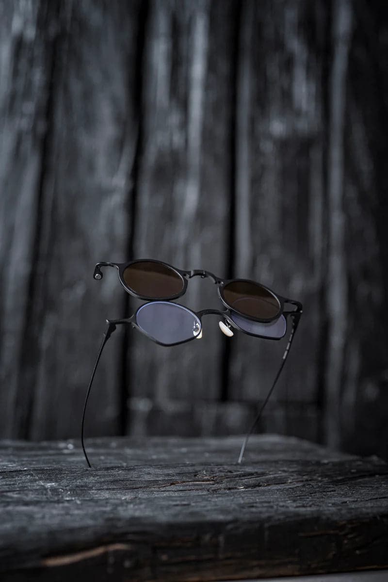 Rigards | RG1924TI | Extravagante Metall Clip On Sonnenbrille in ungewöhnlicher Form in Schwarz
