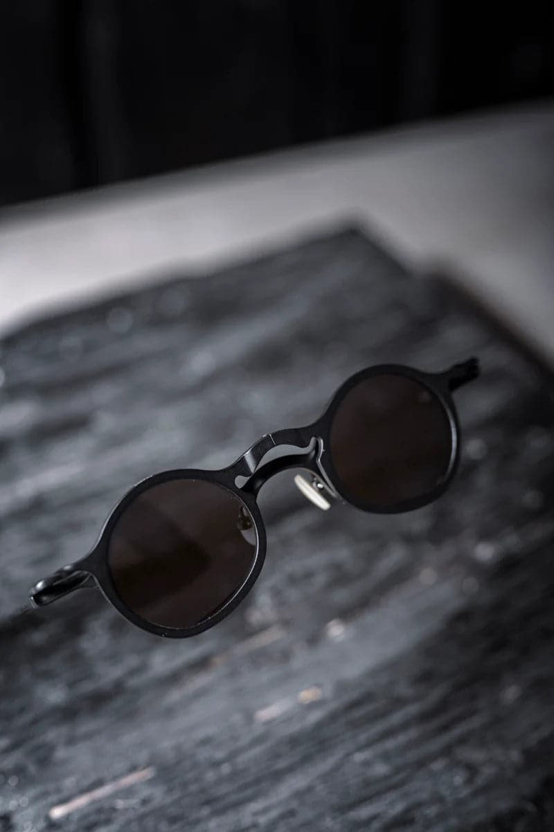 Rigards | RG1924TI | Extravagante Metall Clip On Sonnenbrille in ungewöhnlicher Form in Schwarz