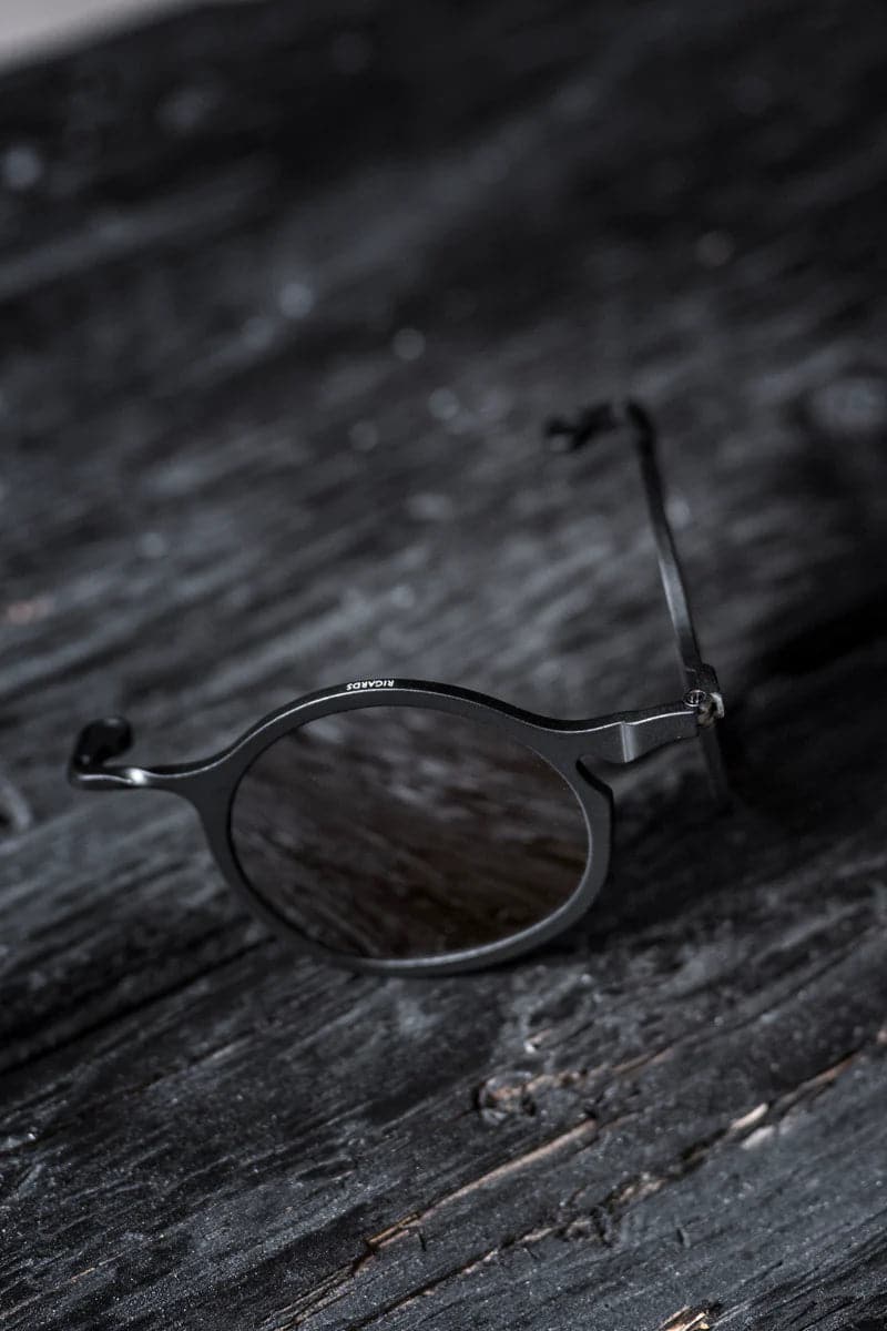 Rigards | RG1924TI | Extravagante Metall Clip On Sonnenbrille in ungewöhnlicher Form in Schwarz