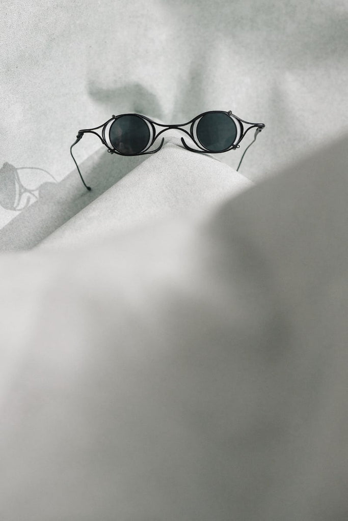 Round clip-on sunglasses in black | Rigards x The Viridi Anne