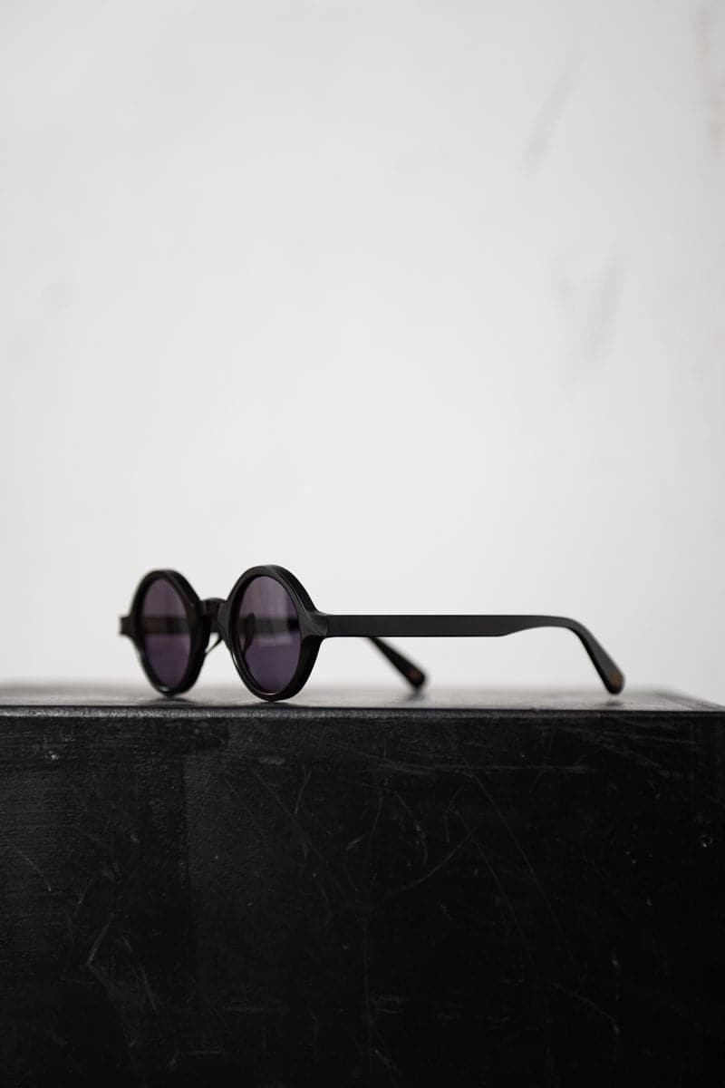 Rigards x Uma Wang | RG00UW7 | Spezielle runde Sonnenbrille aus Horn in schwarz