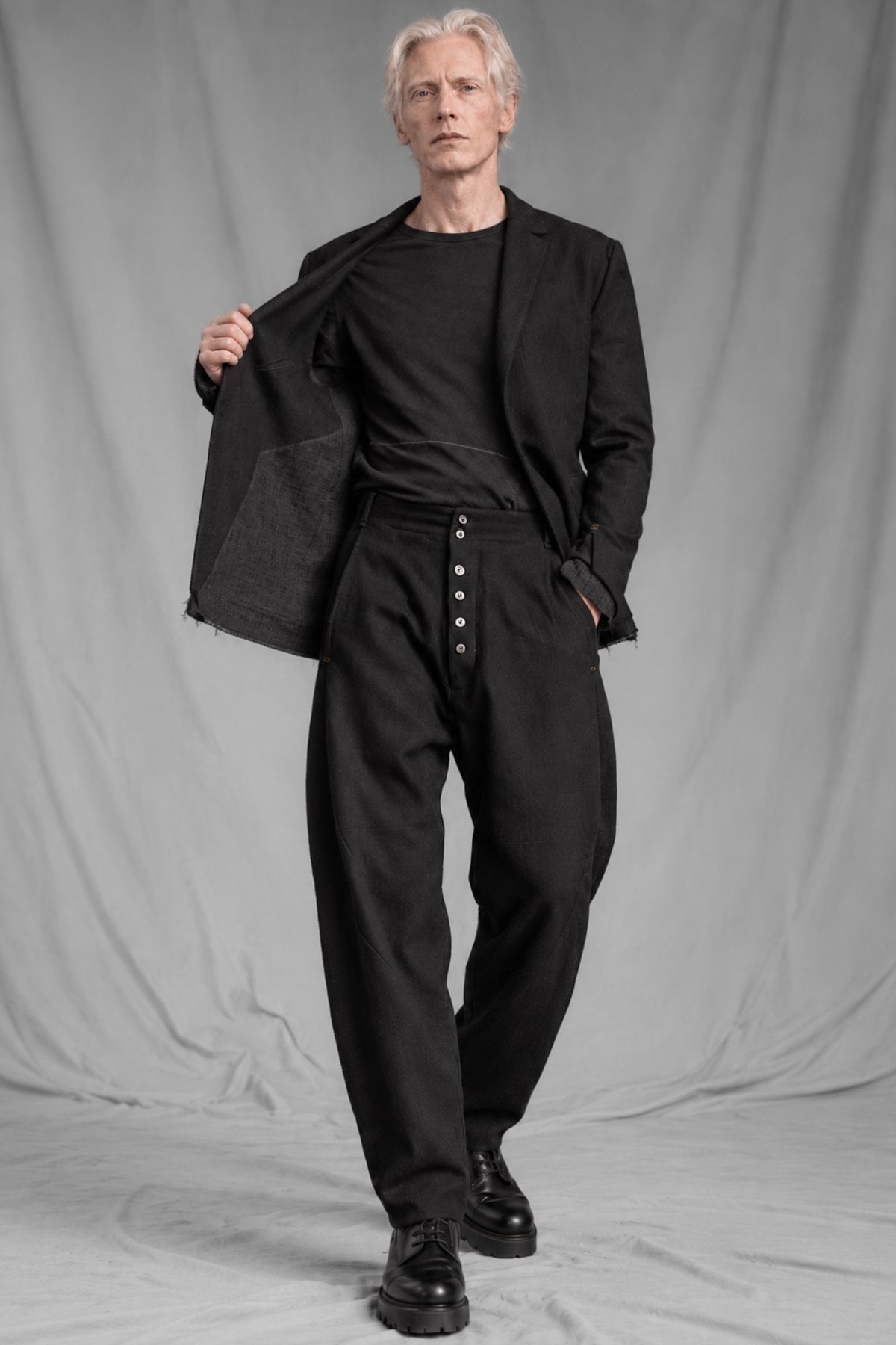 eigensinnig wien | RotVin | Designer Two-Piece Suit with Knickerbocker Pants in Italian Virgin Wool