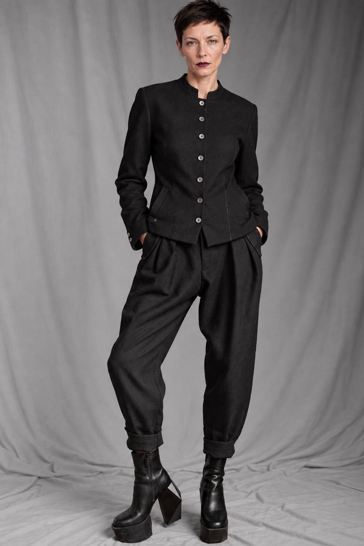 eigensinnig wien | SonEgo | Sartorialer Damen-Hosenanzug aus italienischer Luxuswolle mit Bundfaltenhose