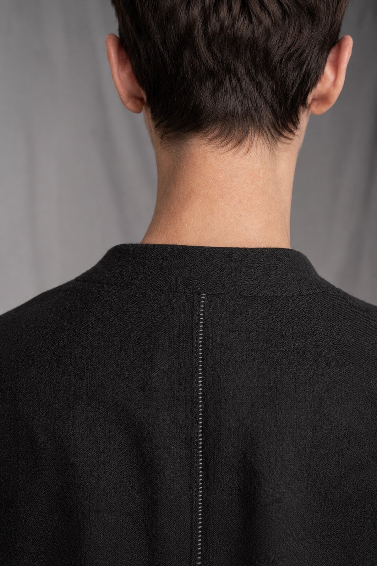 eigensinnig wien | Sontag | Unkonventionelle schwarze Designer-Damenjacke mit Stehkragen aus italienischer Wolle
