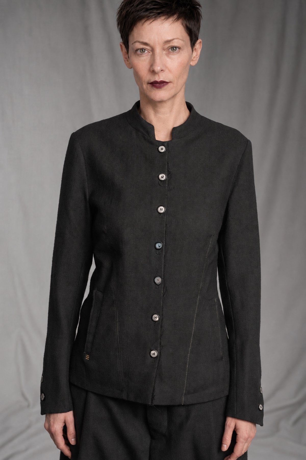 eigensinnig wien | Sontag | Unkonventionelle schwarze Designer-Damenjacke mit Stehkragen aus italienischer Wolle