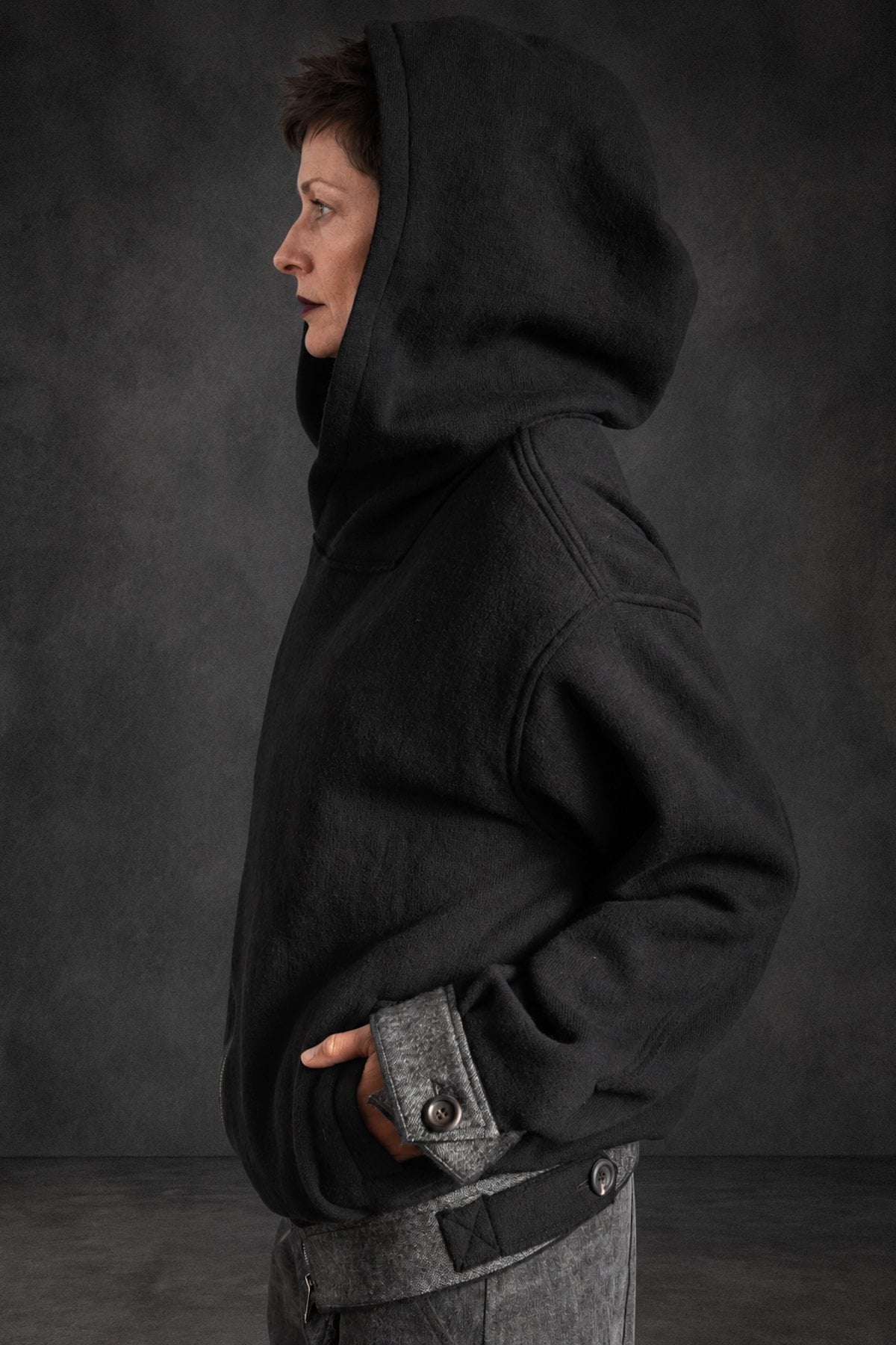 eigensinnig wien | Spitzbub | Außergewöhnliche Oversize-Bomberjacke aus italienischer Wolle mit asymmetrischem Zip