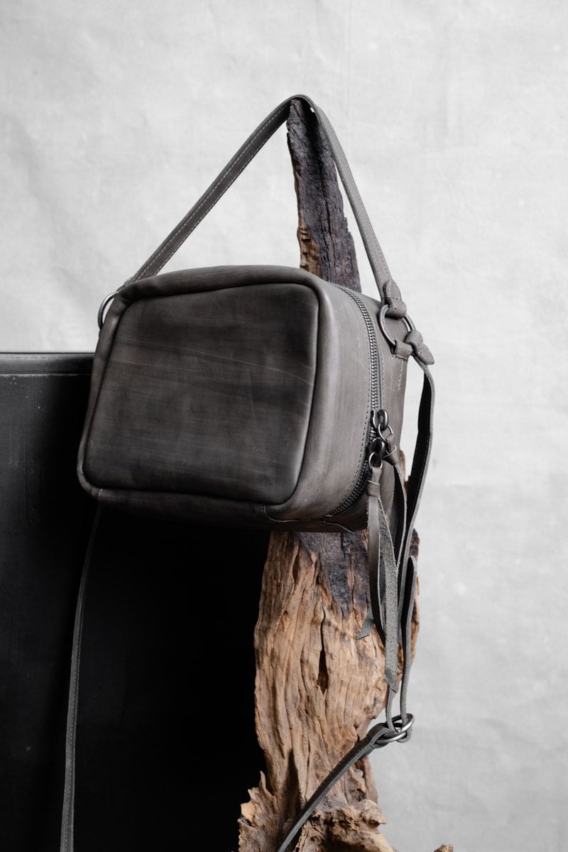 Tagliovivo | Camera Bag | Kleine Designer Umhängetasche aus Leder in Grau