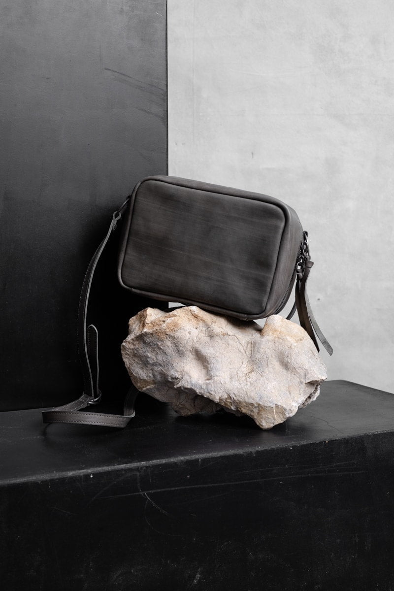 Tagliovivo | Camera Bag | Kleine Designer Umhängetasche aus Leder in Grau