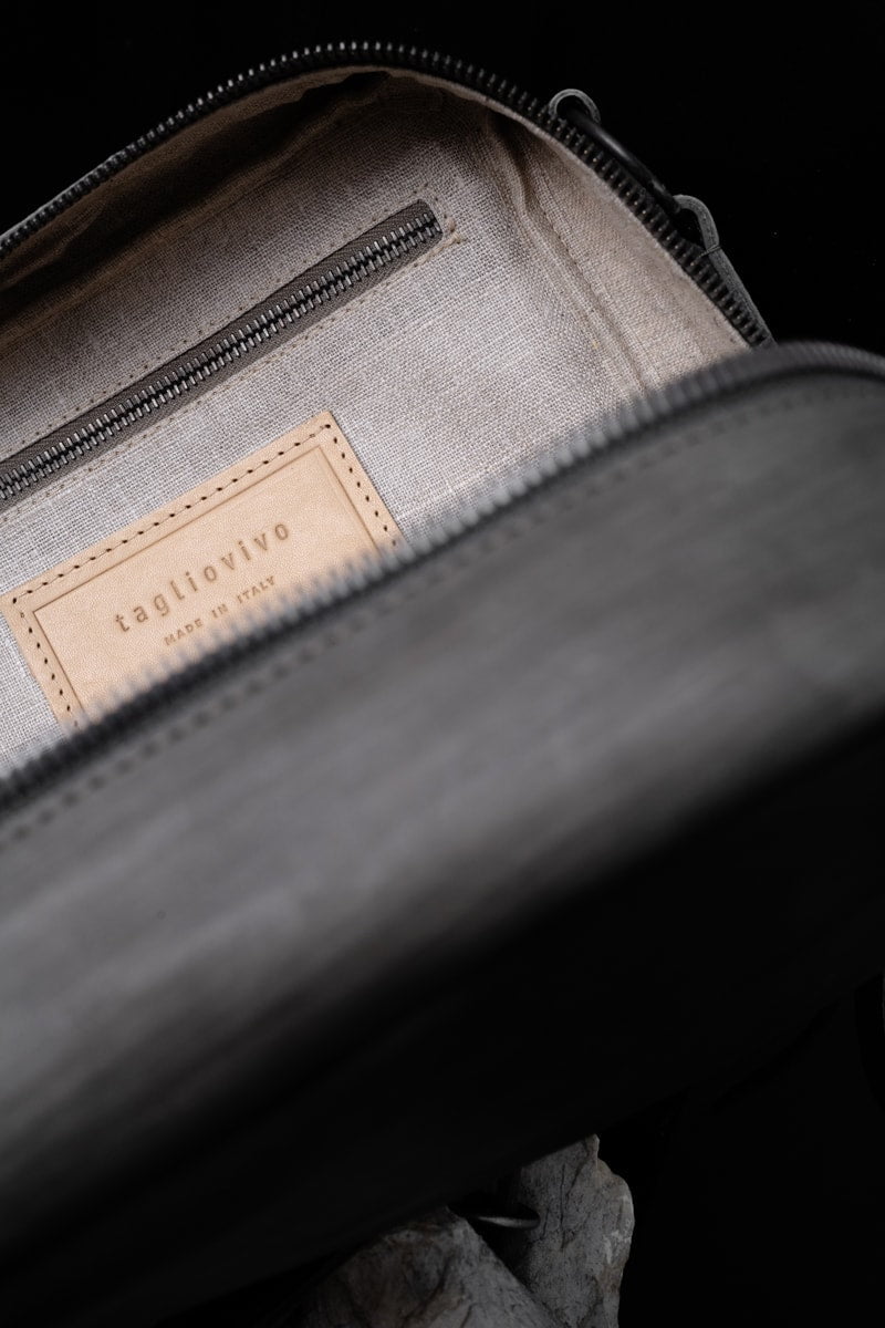 Tagliovivo | Camera Bag | Kleine Designer Umhängetasche aus Leder in Grau