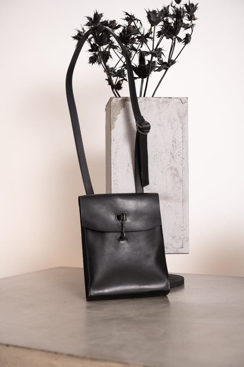 Tagliovivo | Doctor Crossbody | Leder Umhängetasche in schwarz