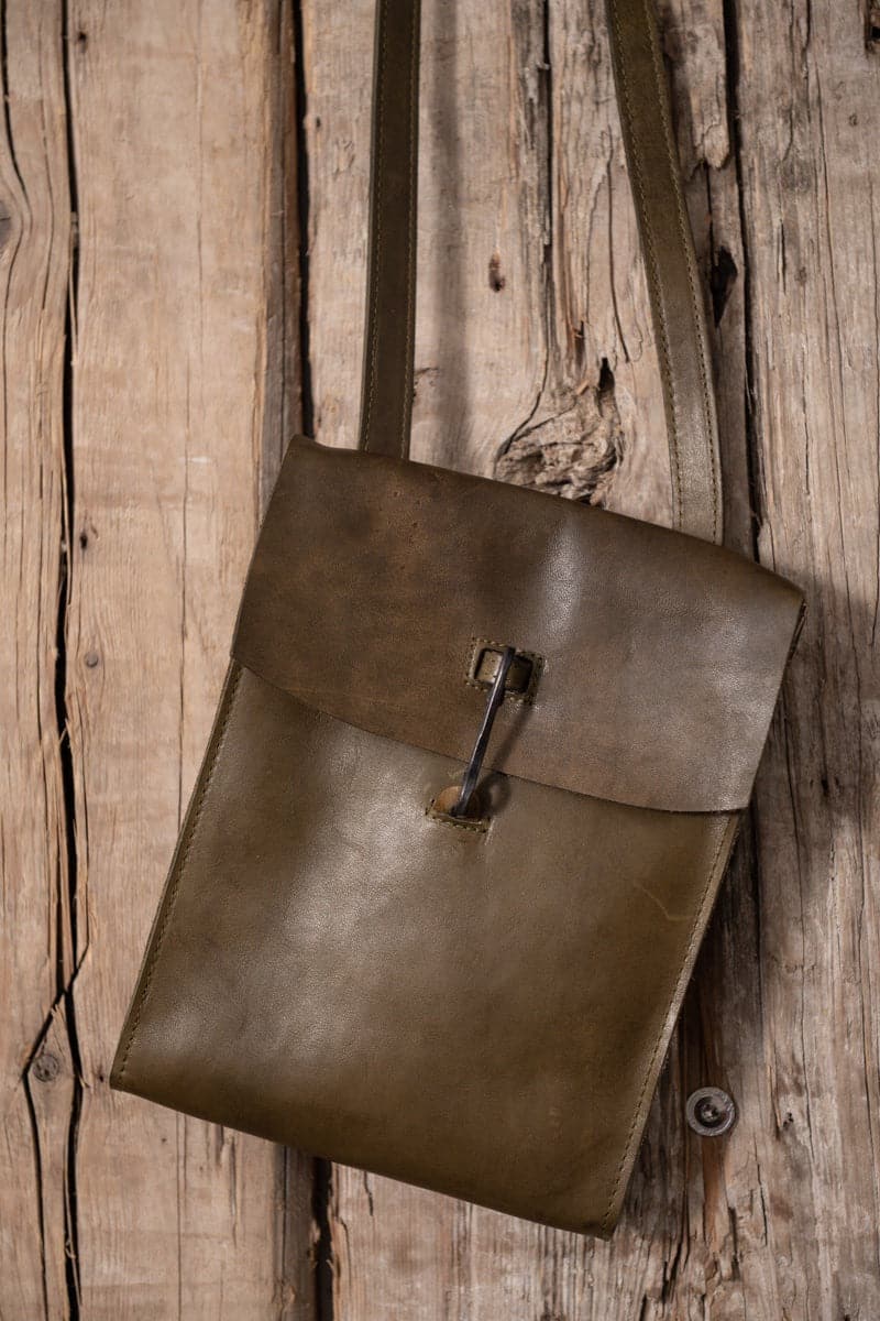 Tagliovivo | Doctor Crossbody | Spezielle Leder Umhängetasche in grün
