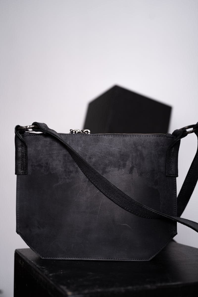 Tagliovivo | Hexagon Pocket | Ledertasche in spezieller Form in schwarz