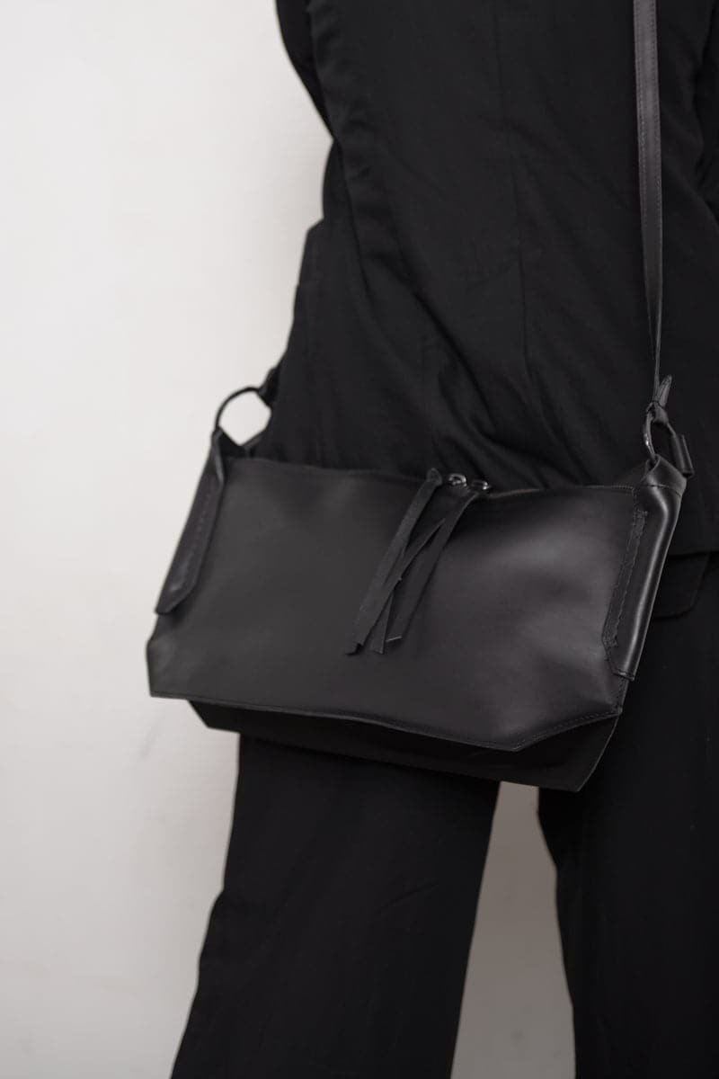 Tagliovivo | Hexagon W | Spezielle kleine Ledertasche in schwarz