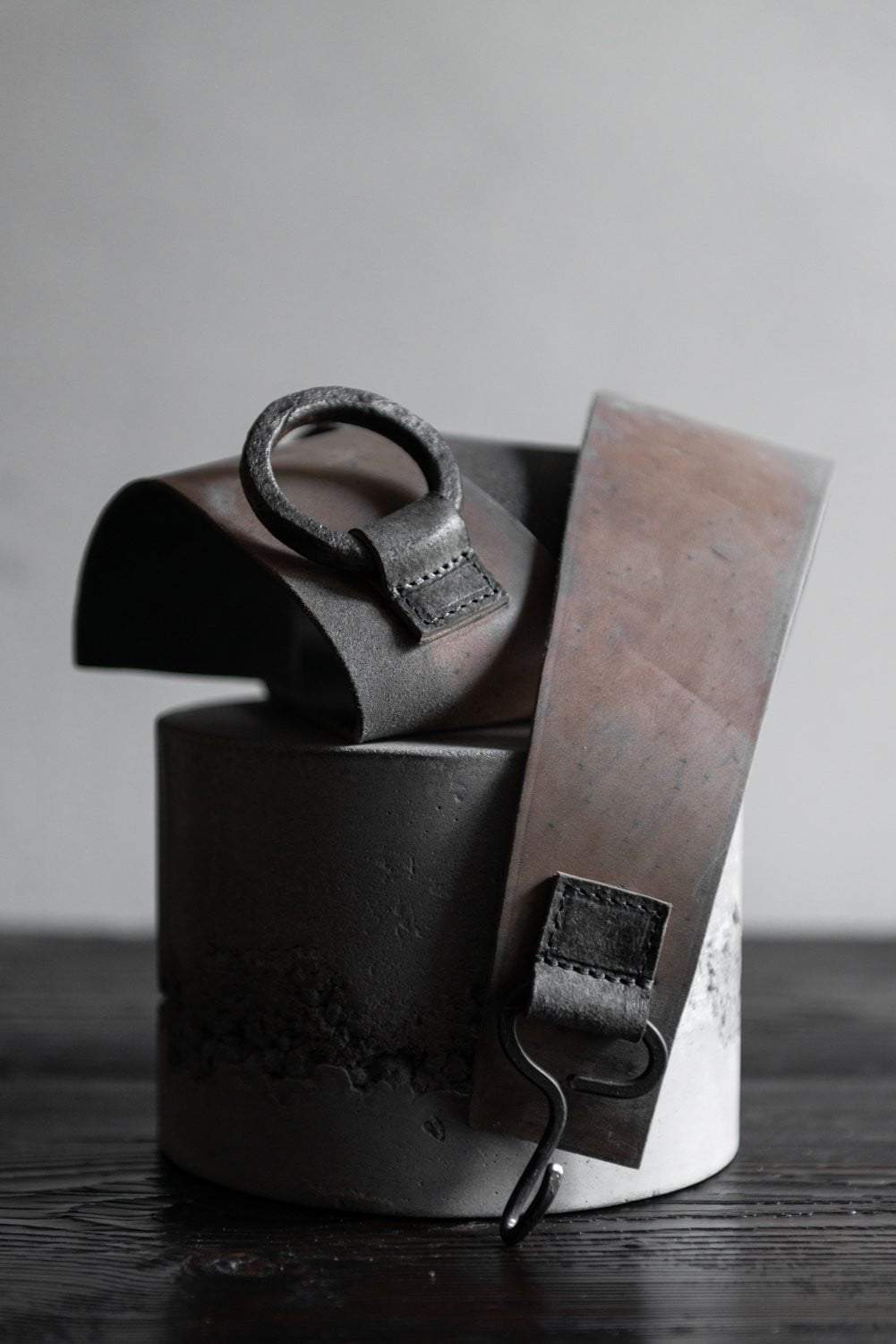 Tagliovivo | Hook & Ring Belt | Breiter Ledergürtel mit großer Schnalle in grau