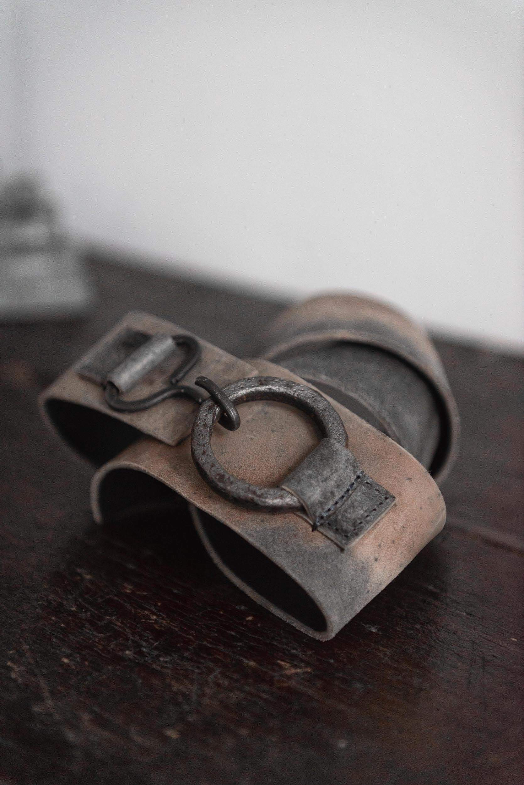 Tagliovivo | Hook & Ring Belt | Breiter Ledergürtel mit großer Schnalle in grau