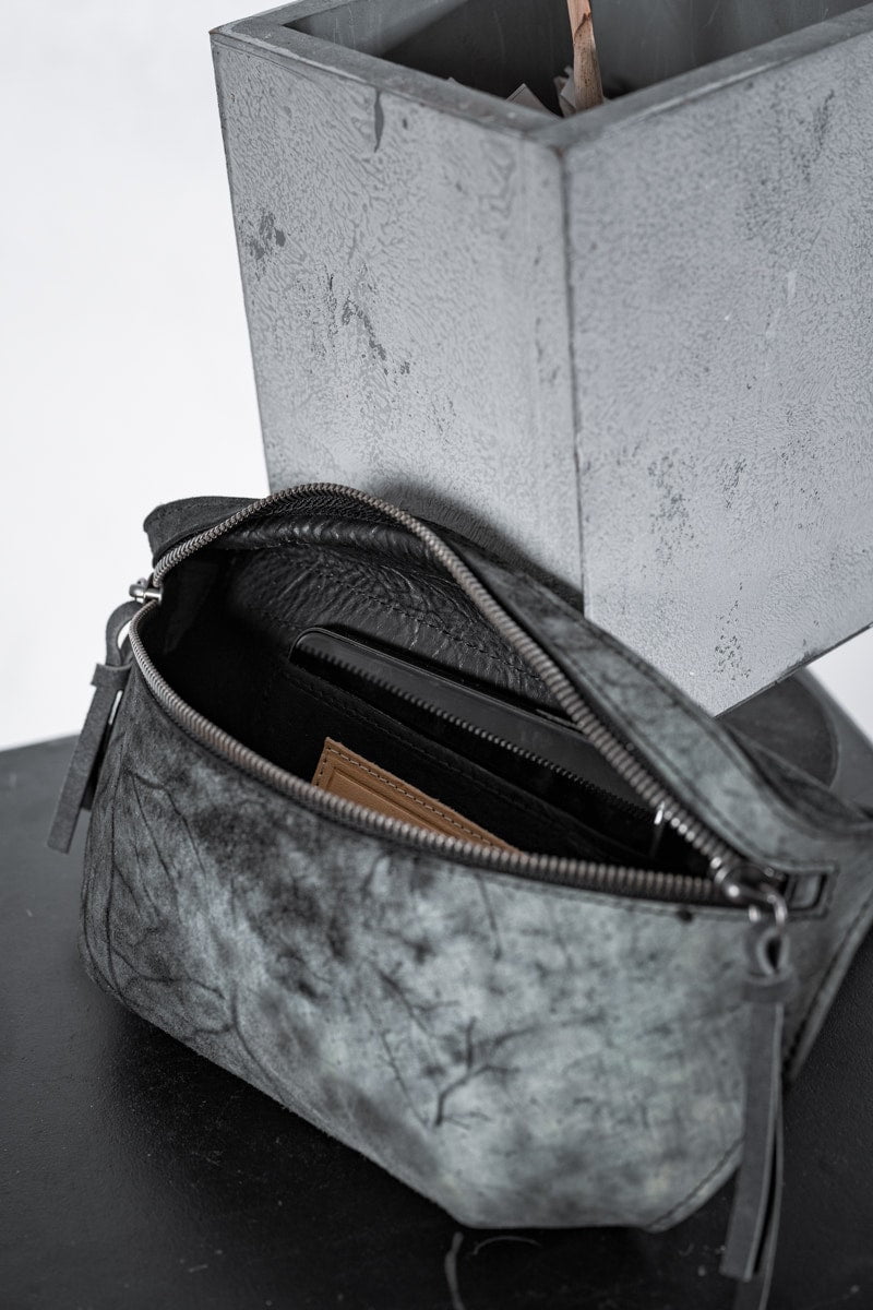 Tagliovivo | Marsupio | Crossbody Bag und Gürteltasche aus Rauleder in Grau