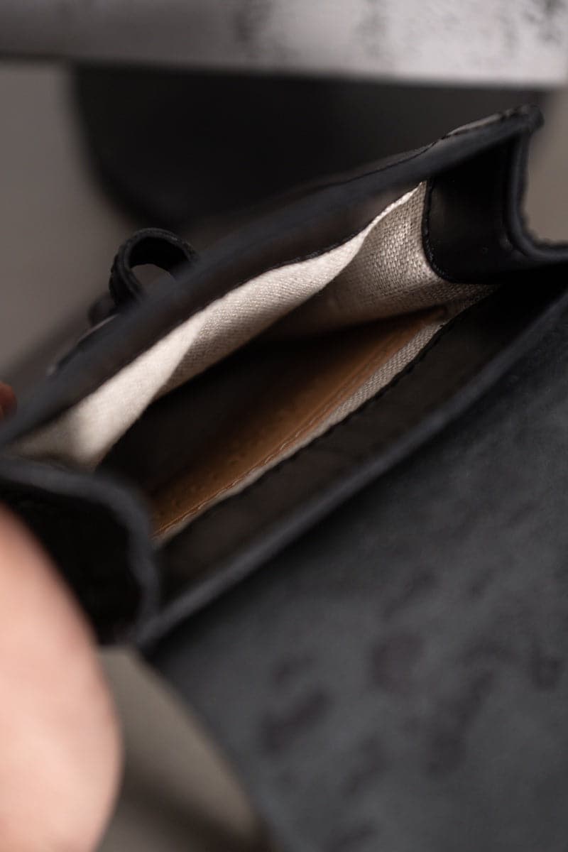 Tagliovivo | Pouch | Kleine Umhänge Ledertasche in schwarz
