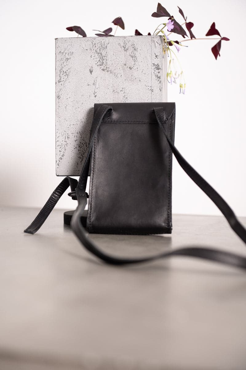 Tagliovivo | Pouch | Kleine Umhänge Ledertasche in schwarz