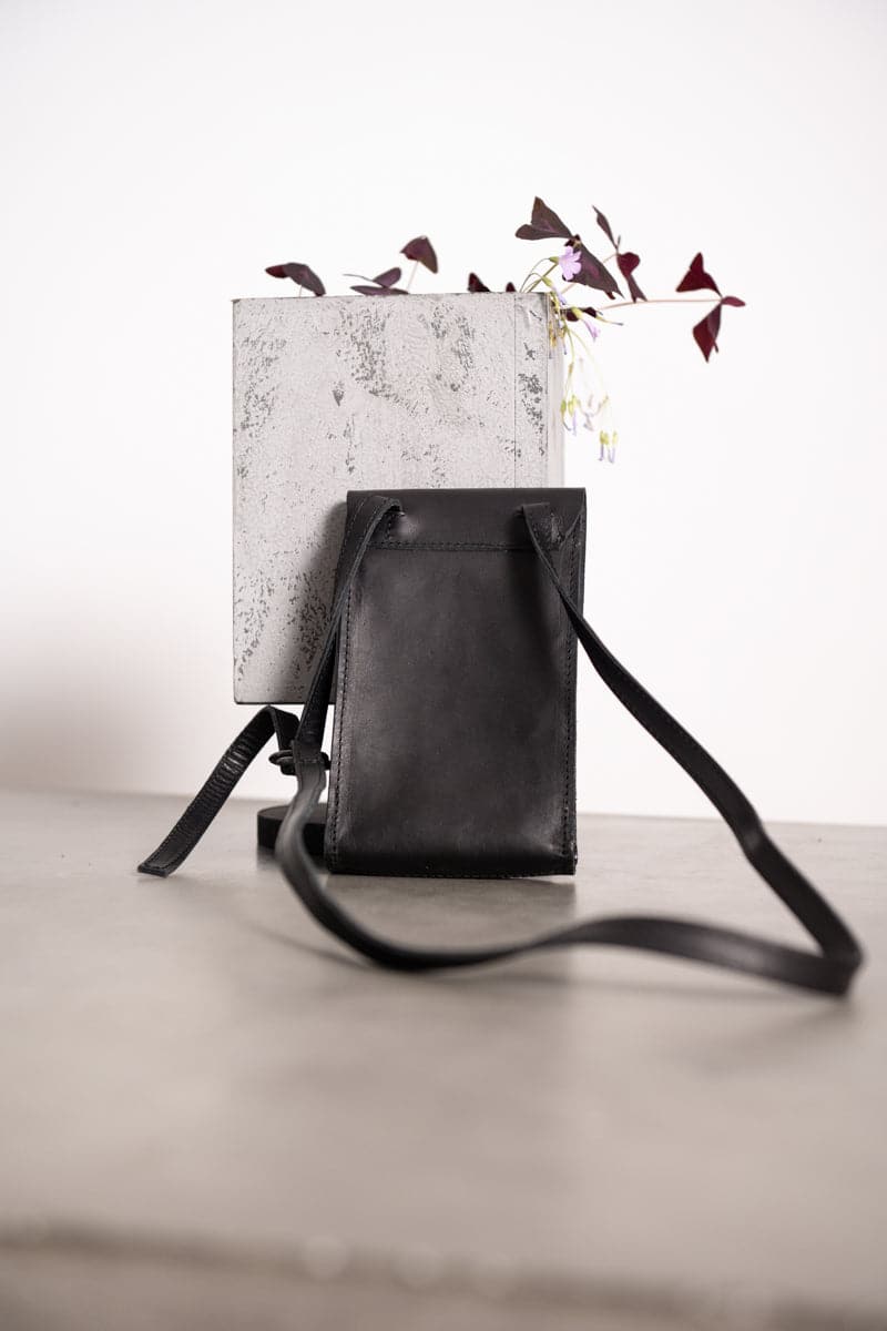 Tagliovivo | Pouch | Kleine Umhänge Ledertasche in schwarz