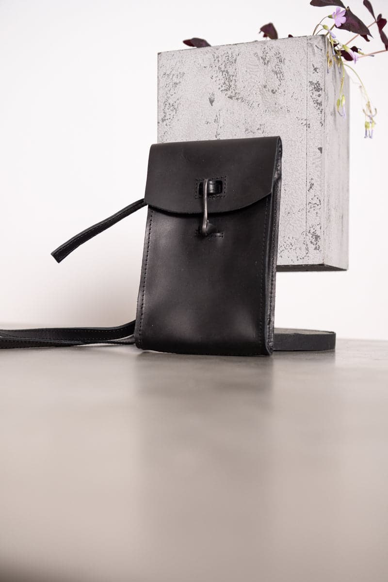 Tagliovivo | Pouch | Kleine Umhänge Ledertasche in schwarz