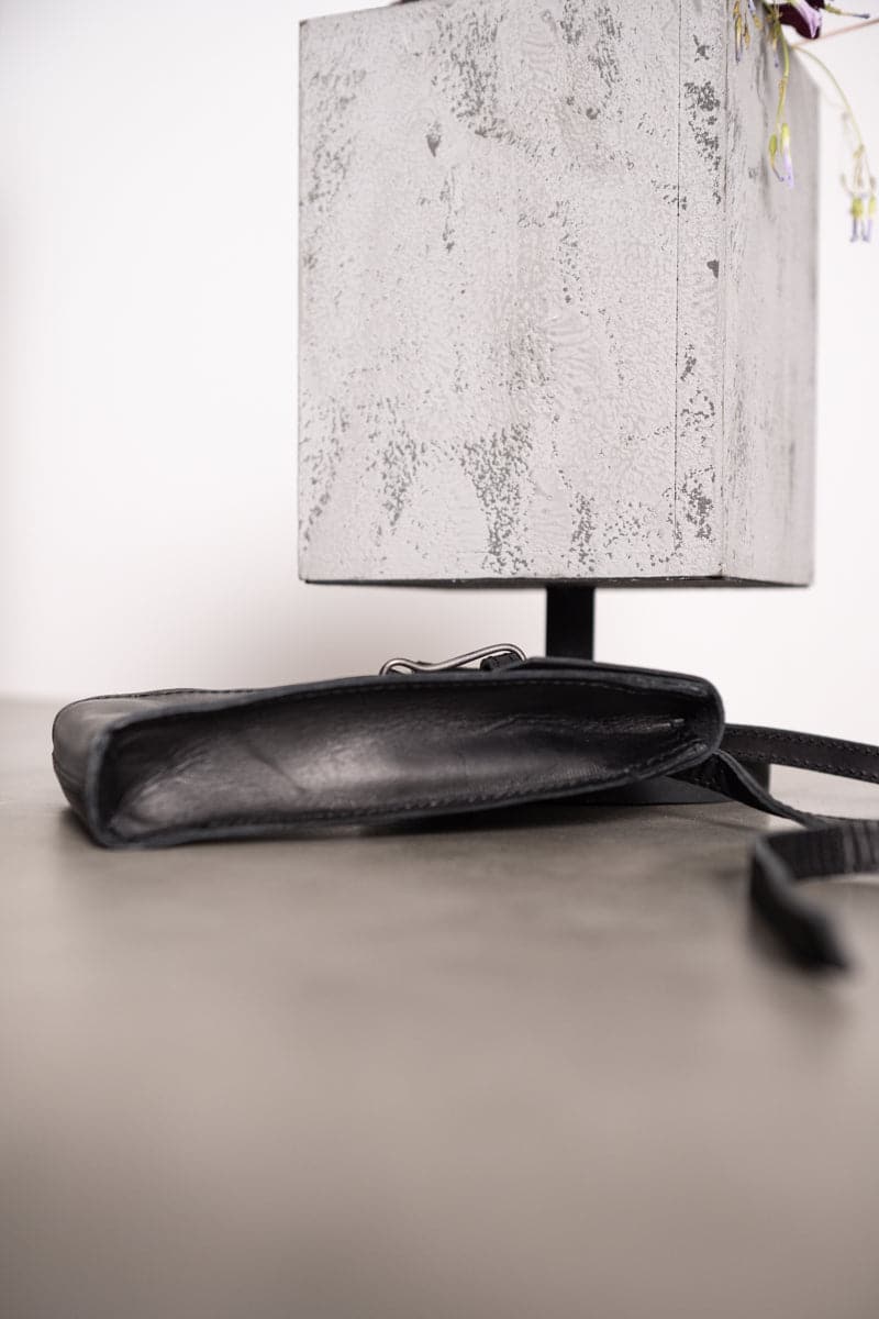 Tagliovivo | Pouch | Kleine Umhänge Ledertasche in schwarz
