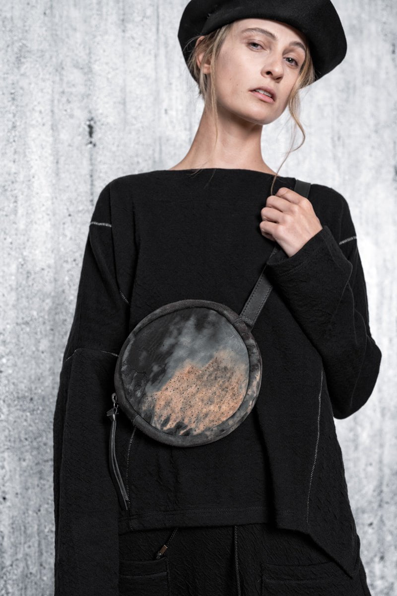 Tagliovivo | Rounded Chest Bag | Runde Crossbody Bag aus Rauleder in Grau