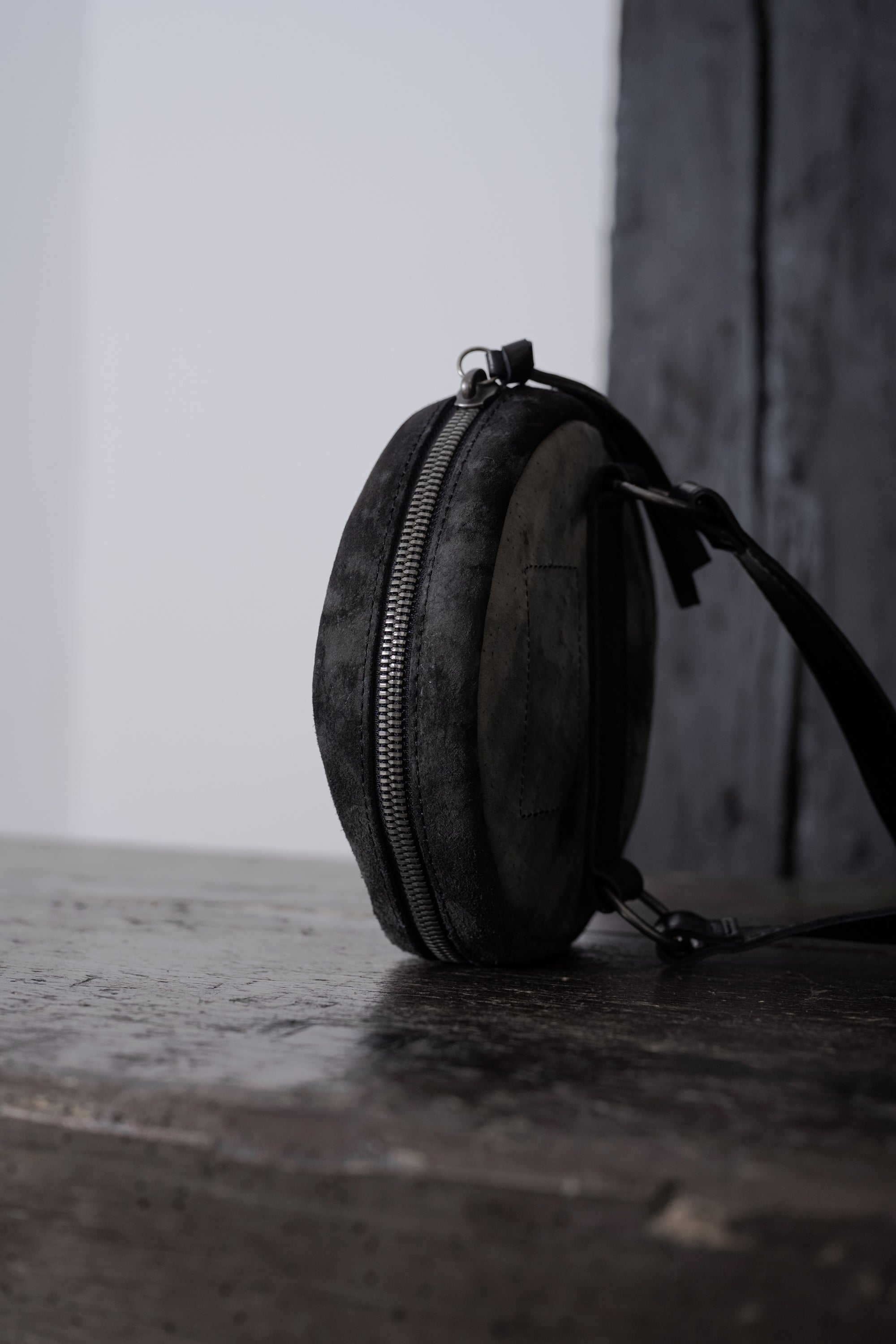 Tagliovivo | Rounded Chest Bag | Runde Rauleder Crossbody Bag in Grau