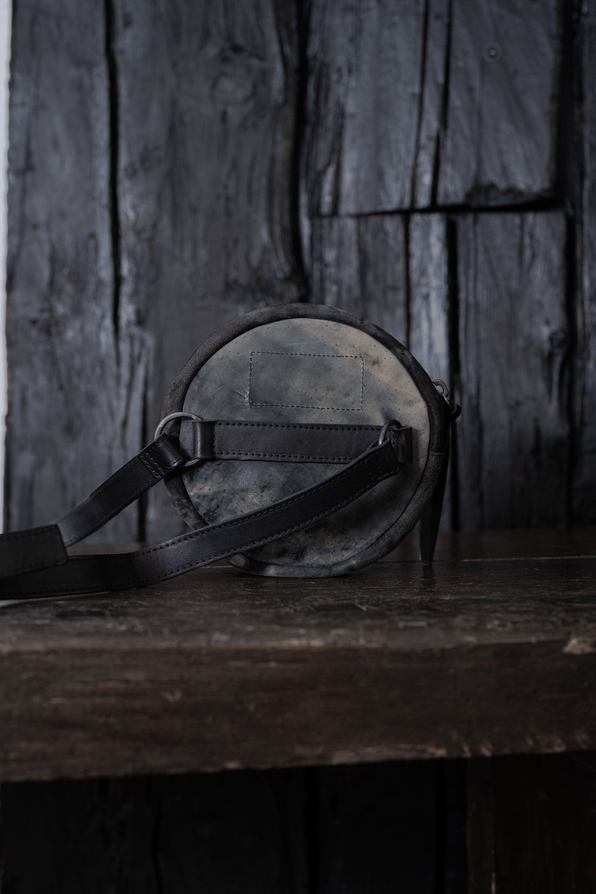 Tagliovivo | Rounded Chest Bag | Runde Rauleder Crossbody Bag in Grau