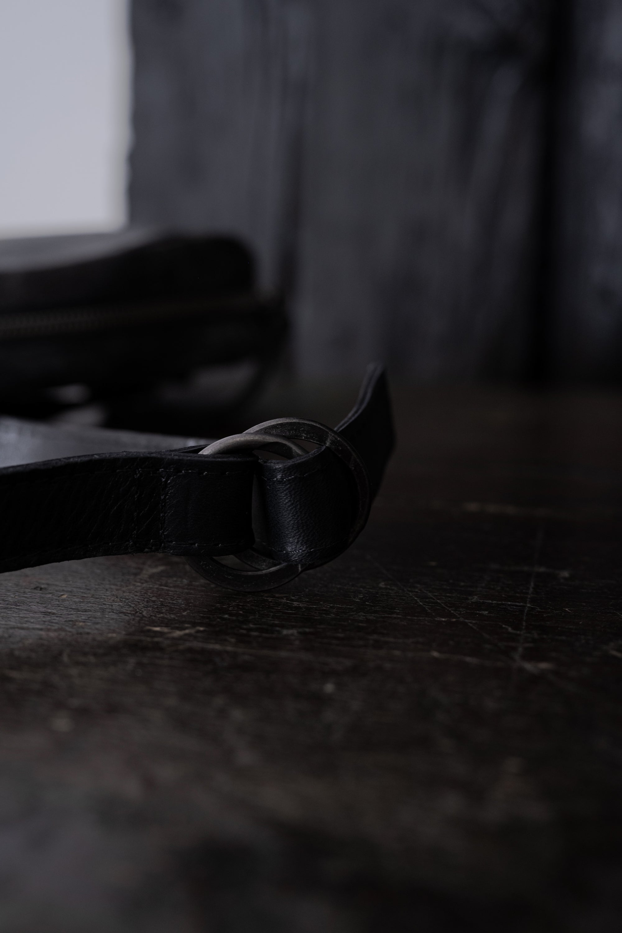 Tagliovivo | Rounded Chest Bag | Runde Rauleder Crossbody Bag in Grau