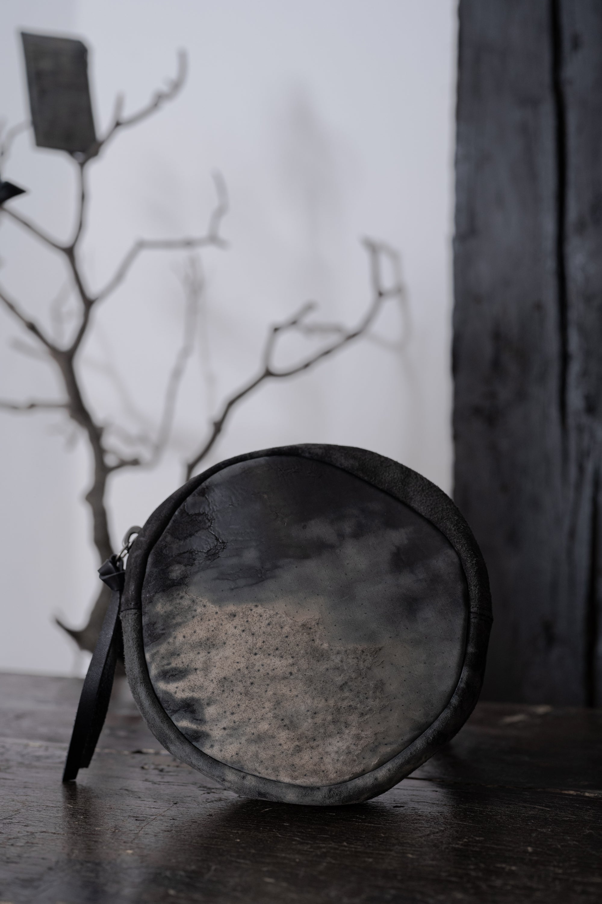 Tagliovivo | Rounded Chest Bag | Runde Rauleder Crossbody Bag in Grau