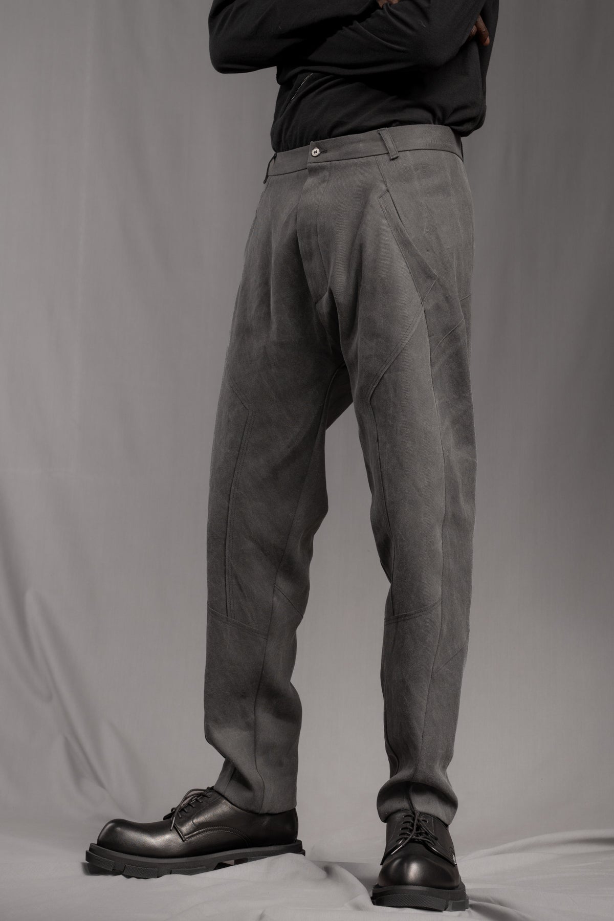 eigensinnig wien | Walking Man | Avantgardistische Cold Dyed Rigid Denim Hose für Herren in Moosgrau