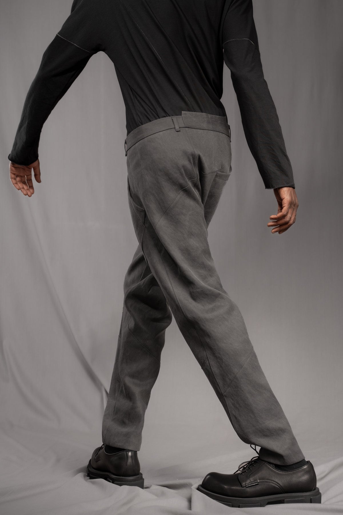eigensinnig wien | Walking Man | Avantgardistische Cold Dyed Rigid Denim Hose für Herren in Moosgrau