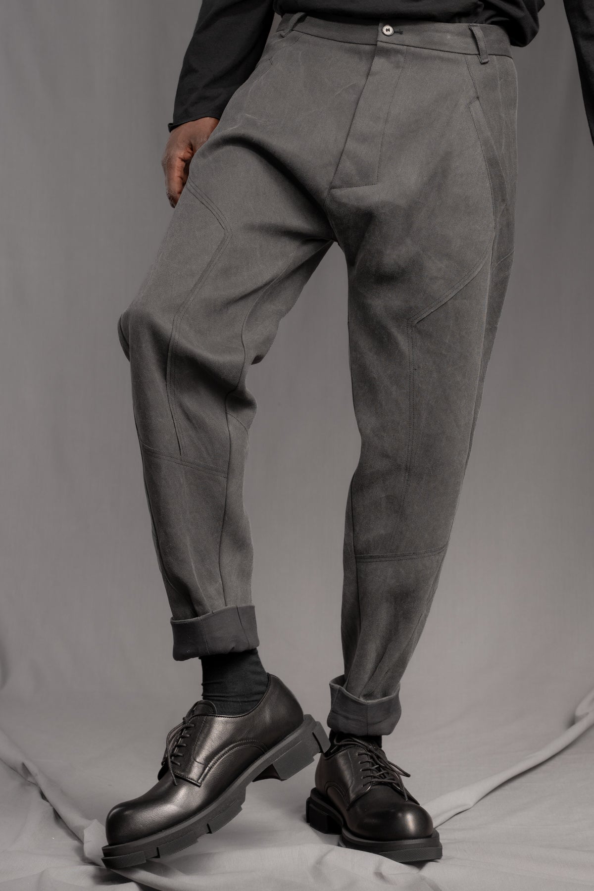 eigensinnig wien | Walking Man | Avantgardistische Cold Dyed Rigid Denim Hose für Herren in Moosgrau